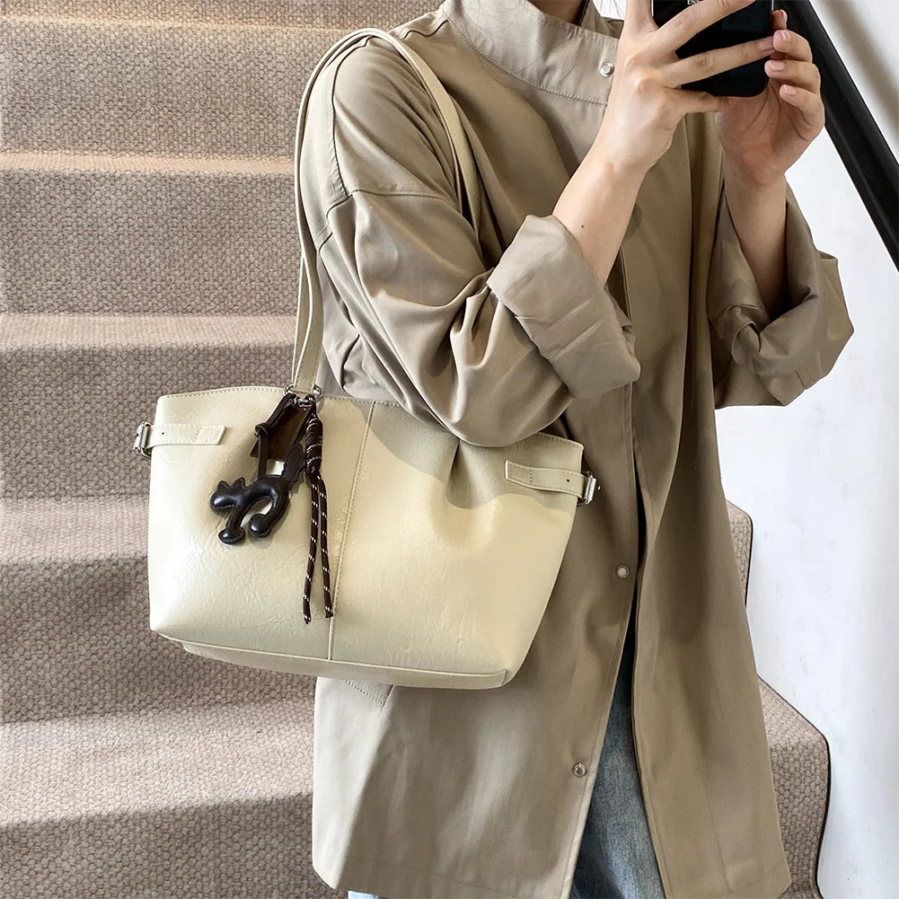 Tote Shoulder Bag for Women PU Leather Large Capacity Retro Shoulder Handbag Zipper Satchel Bag with Pendant Commuting Bag