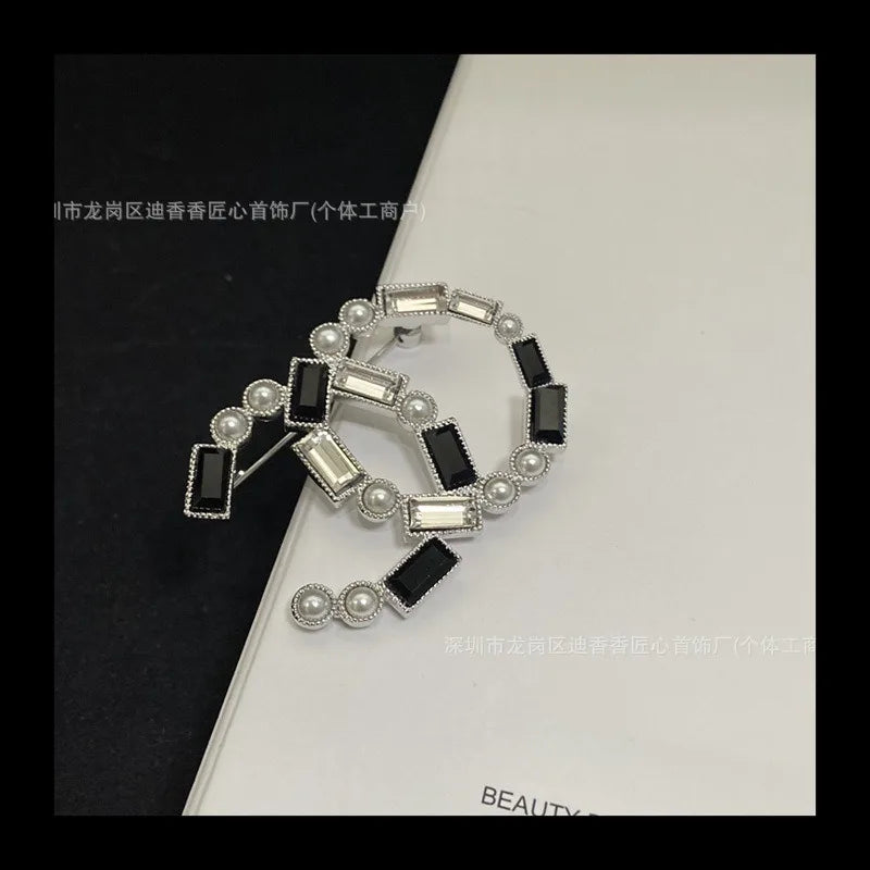 Small Pearl Black and White Splicing Brooch Women's Light Luxury French Pin High-end Square Diamond Brooch