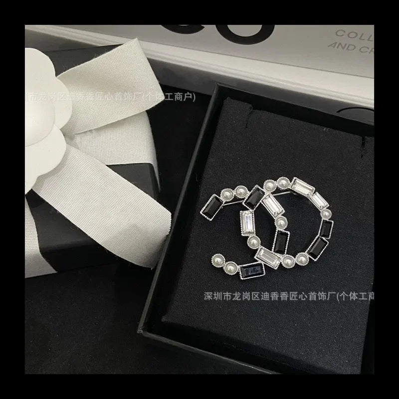 Small Pearl Black and White Splicing Brooch Women's Light Luxury French Pin High-end Square Diamond Brooch