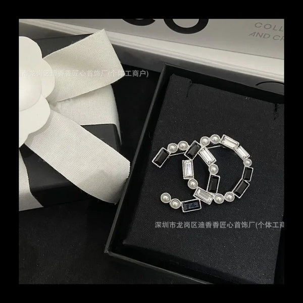 Small Pearl Black and White Splicing Brooch Women's Light Luxury French Pin High-end Square Diamond Brooch