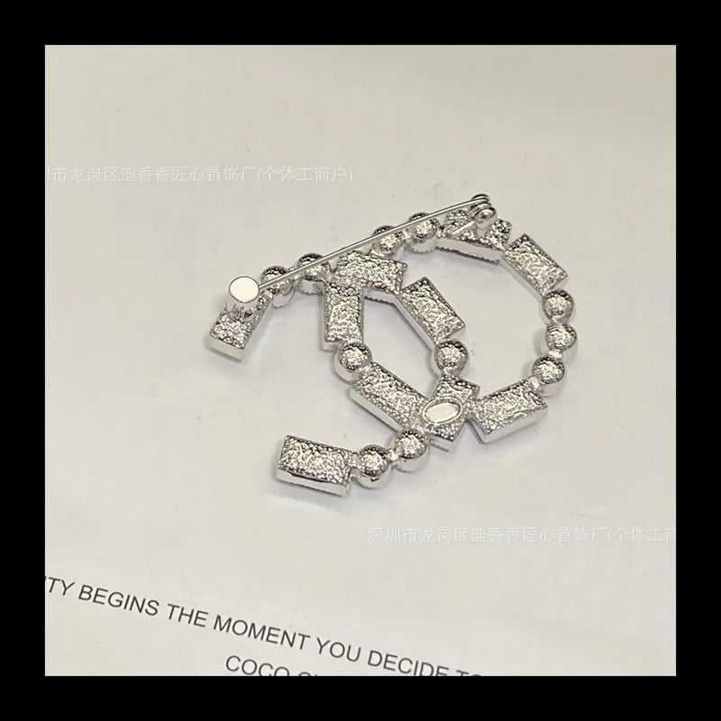 Small Pearl Black and White Splicing Brooch Women's Light Luxury French Pin High-end Square Diamond Brooch